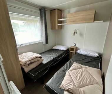 Chambre avec deux lits simples dans le mobilhome les 3C de mimizan