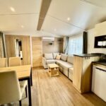 Séjour avec canapé et kitchenette dans le mobilhome les 3C de mimizan