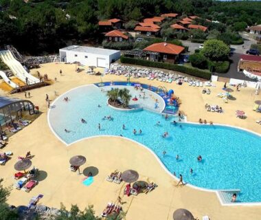 Complexe piscine avec toboggans et transats au Mobilhome les 3C de Mimizan