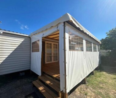 Terrasse couverte en bois et extension toile du Mobilhome les 3C de Mimizan