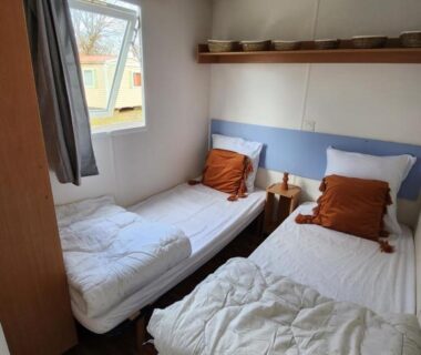 Chambre avec deux lits dans le mobilhome les pieds dans l eau avec piscine