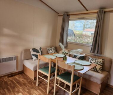 Coin repas lumineux avec banquette et table dans le Mobilhome les pieds dans l eau