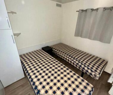 Chambre avec deux lits simples dans le mobilhome Mobilhome moderne avec grande terrasse pergola HUDIMESNIL