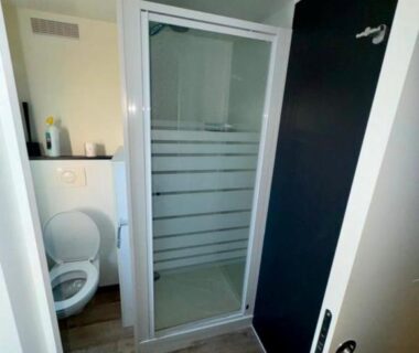 Salle de bain avec cabine de douche et WC dans le mobilhome moderne HUDIMESNIL