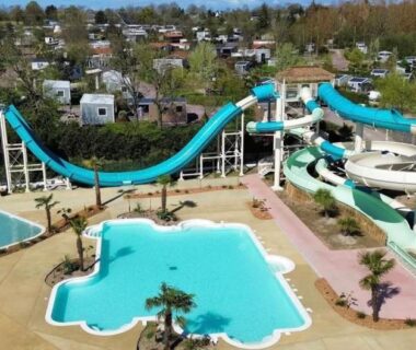 Complexe aquatique extérieur avec toboggans au Mobilhome moderne avec grande terrasse pergola Hudimesnil