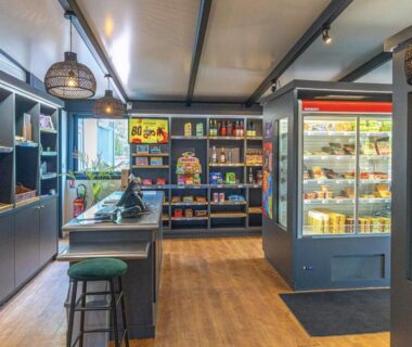 Intérieur boutique avec rayons et réfrigérateurs du Mobilhome moderne avec grande terrasse pergola HUDIMESNIL