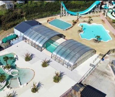 Complexe aquatique avec piscines et toboggans au Mobilhome moderne avec grande terrasse pergola HUDIMESNIL