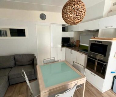 Intérieur cuisine et coin repas dans le Mobilhome moderne avec grande terrasse HUDIMESNIL