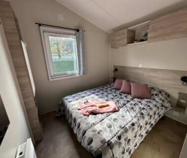 Chambre avec lit double et rangements dans le mobilhome neuf au camping La Réserve