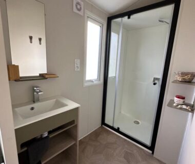 Salle de bains avec douche vitrée dans le mobilhome neuf au camping La Réserve