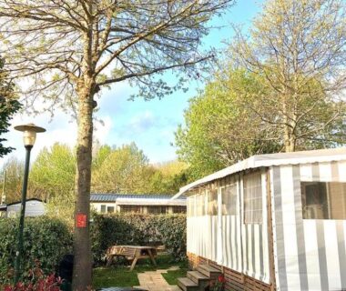Extérieur avec mobilhome allée et banc du Mobilhome neuf au camping La Réserve