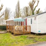 Terrasse en bois avec parasol du Mobilhome - piscines - terrasse
