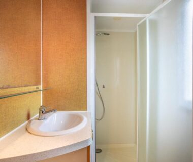 Salle de bains avec lavabo et douche dans le Mobilhome – piscines – terrasse