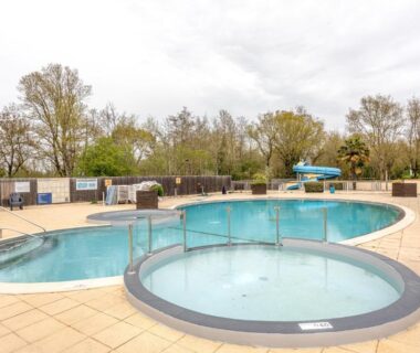 Piscines extérieures avec toboggan et terrasse du Mobilhome – piscines – terrasse