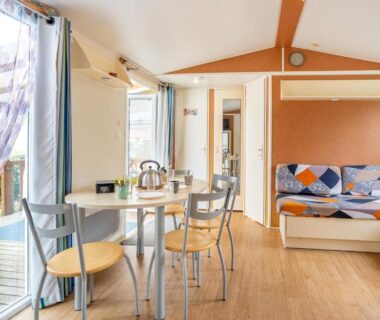 Intérieur avec coin repas et terrasse du Mobilhome – piscines – terrasse