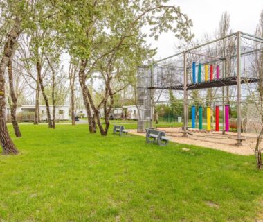 Aire de jeux avec structure d'escalade au Mobilhome – piscines – terrasse