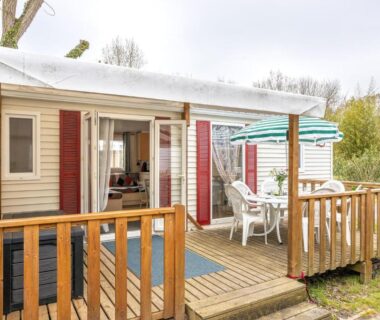 Terrasse extérieure avec parasol et mobilier de jardin du Mobilhome – piscines – terrasse