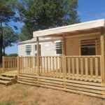 Terrasse en bois devant mobilhome au camping Mobilhome proche Puy duFou