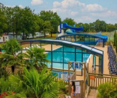 Piscine couverte et toboggan au camping Mobilhome proche Puy duFou