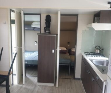 Intérieur avec kitchenette et deux chambres du mobilhome proche Puy duFou