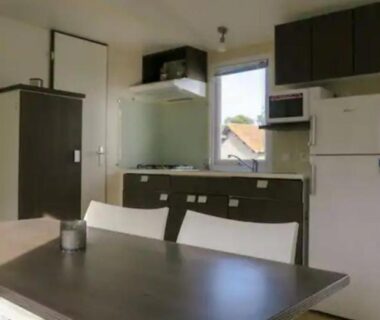 Coin repas avec kitchenette et baie vitrée du Mobilhome proche Puy duFou