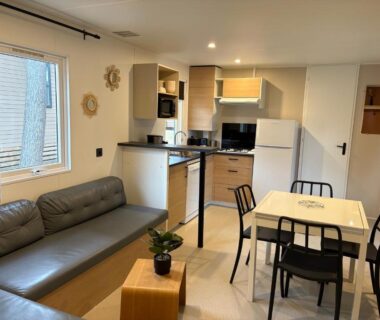 Salon avec cuisine et coin repas dans le Mobilhome proche de la mer 6pers 3ch