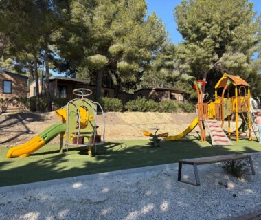 Aire de jeux avec toboggans et structure en bois dans le camping Mobilhome proche de la mer 6pers 3ch