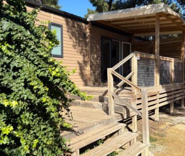 Terrasse et escalier en bois au Mobilhome proche de la mer 6pers 3ch