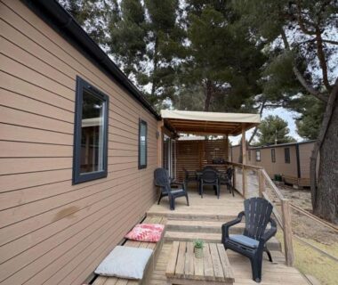 Terrasse extérieure avec table, chaises et coussins du Mobilhome proche de la mer 6pers 3ch