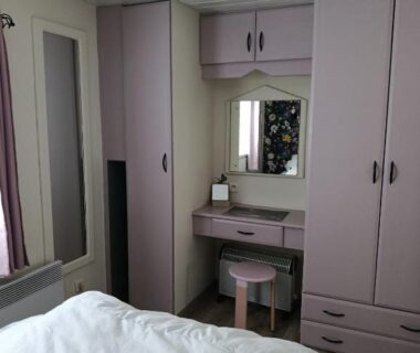 Chambre avec lit, dressing et coiffeuse dans le mobilhome rénové climatisé 10min plage Mimizan