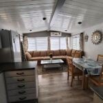Salon et coin repas lumineux dans le Mobilhome rénove climatisé 10min plage Mimizan
