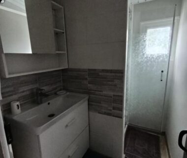 Salle d'eau avec lavabo et douche dans le Mobilhome rénove climatisé - 10min plage - Mimizan