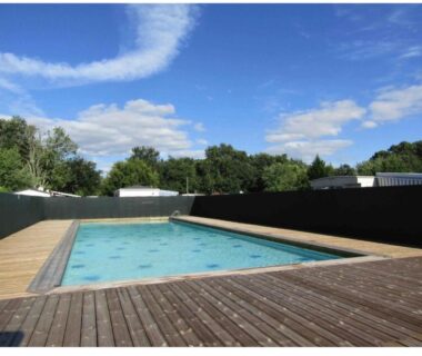 Piscine extérieure sur terrasse en bois du Mobilhome rénove climatisé 10min plage Mimizan
