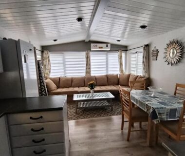 Salon et coin repas lumineux dans le Mobilhome rénove climatisé 10min plage Mimizan