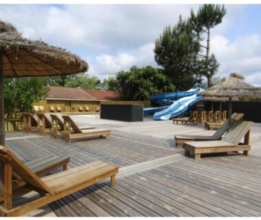 Solarium avec transats et toboggan au Mobilhome rénove climatisé 10min plage Mimizan