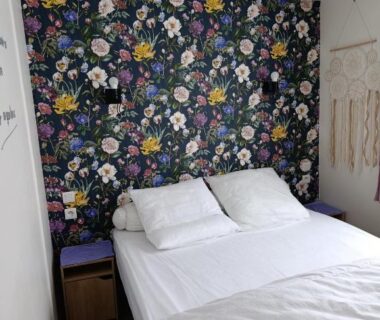 Chambre avec lit double et papier peint floral dans le mobilhome rénové climatisé 10min plage Mimizan