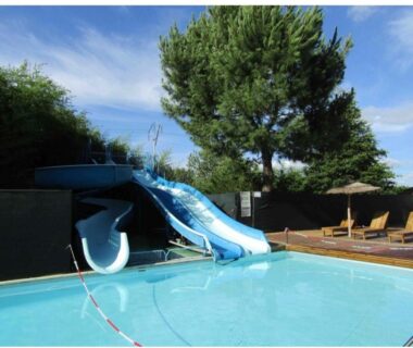 Piscine extérieure avec toboggan au Mobilhome rénove climatisé 10min plage Mimizan