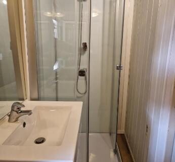 Salle de bain avec douche vitrée et lavabo du Mobilhome spacieux