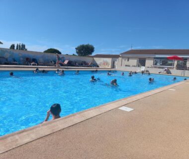 Piscine extérieure avec baigneurs au Mobilhome spacieux