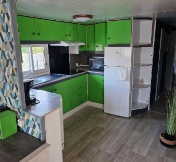 Cuisine intérieure avec plan de travail et frigo dans le Mobilhome spacieux
