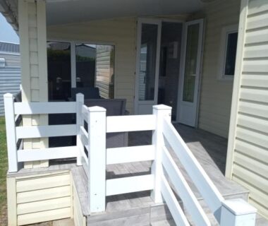 Terrasse couverte avec marches et rambarde du mobilhome spacieux