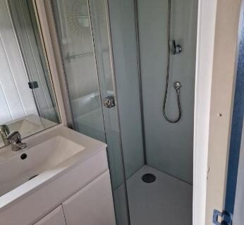 Salle d'eau avec douche et lavabo du mobilhome spacieux