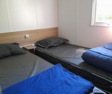 Chambre avec trois lits simples dans le Mobilhome spacieux MH580 3ch et grande terrasse