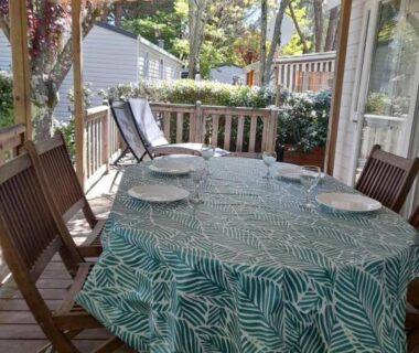 Terrasse couverte avec table dressée du Mobilhome spacieux MH580 3ch et grande terrasse