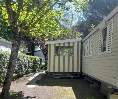 Allée ombragée et terrasse couverte du Mobilhome spacieux MH580 3ch