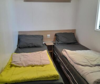 Chambre avec deux lits simples dans le mobilhome spacieux MH580 3ch