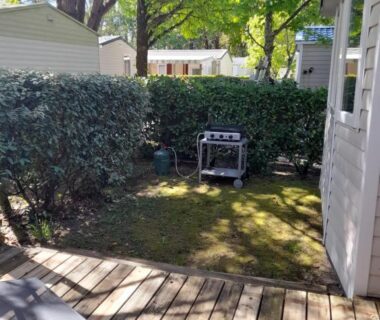 Terrasse en bois avec chaises et barbecue du Mobilhome spacieux MH580 3ch et grande terrasse