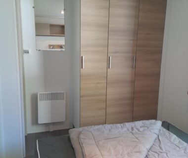 Chambre avec armoire en bois et lit dans le mobilhome MH580