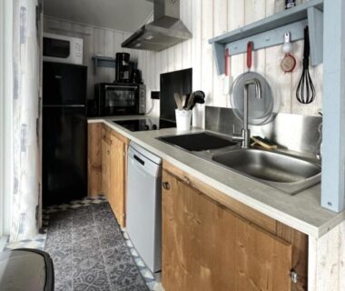 Cuisine équipée avec évier et micro-ondes dans le mobilhome tout confort