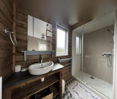 Salle de bain avec douche et lavabo du Mobilhome tout confort